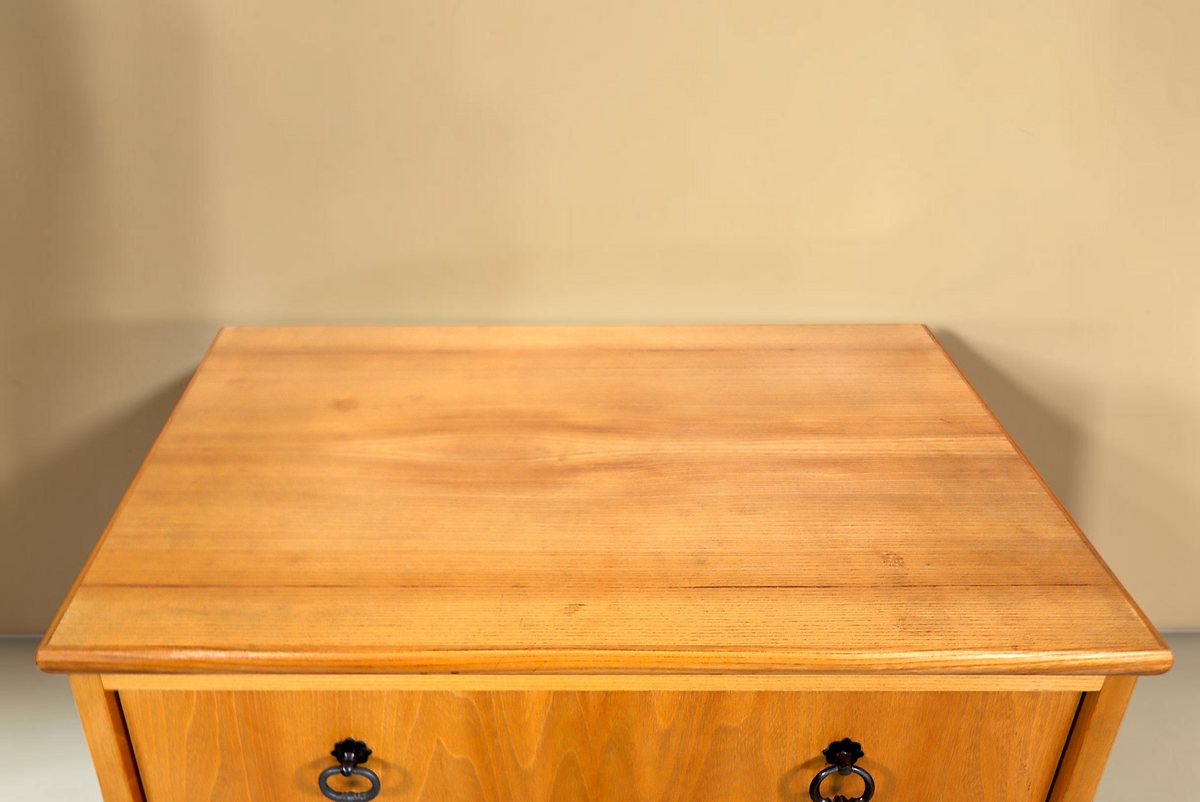 Vintage Space Mid Century Vertiko Kommode aus Holz mit abgerundeter Deckplatte und schwarzen Ringgriffen
