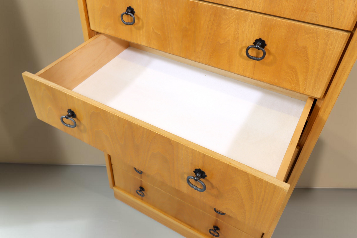 Vintage Space Mid Century Vertiko Kommode aus Holz mit sieben Schubladen und schwarzen Metall-Ringgriffen
