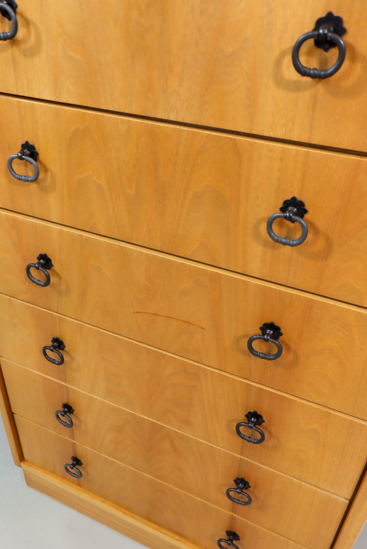 Vintage Space Mid Century Vertiko Kommode aus Holz mit sieben Schubladen und schwarzen Ringgriffen im Retro-Stil