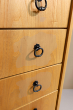 Vintage Space Mid Century Vertiko Kommode aus Holz mit sieben Schubladen und schwarzen Metall-Ringgriffen