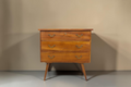 Vintage Space Mid Century Kommode aus Nussbaum mit drei Schubladen, Messinggriffen und konischen Beinen.