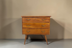 Vintage Space Mid Century Kommode aus Nussbaum mit drei Schubladen, Messinggriffen und konischen Beinen.