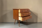 Vintage Space Mid Century Kommode aus Nussbaum mit drei Schubladen, Messinggriffen und konischen Beinen
