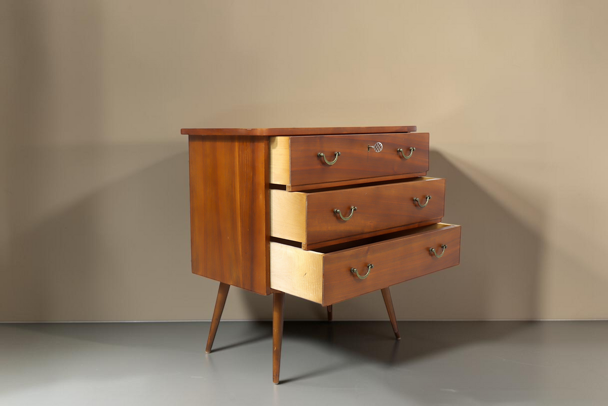 Vintage Space Mid Century Kommode aus Nussbaum mit drei Schubladen, Messinggriffen und konischen Beinen