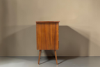 Vintage Space Mid Century Kommode aus Nussbaum mit drei Schubladen und konischen Beinen in Seitenansicht