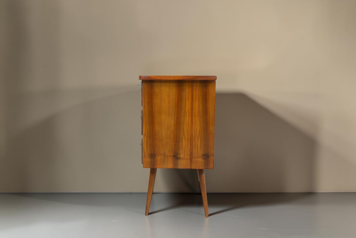 Vintage Space Mid Century Kommode aus Nussbaum mit drei Schubladen und konischen Beinen in Seitenansicht