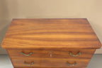 Vintage Space Mid Century Kommode aus Nussbaum mit Messinggriffen und drei Schubladen in Draufsicht