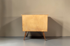 Vintage Space Mid Century Kommode aus Nussbaum mit konischen Beinen, Rückansicht vor weißem Hintergrund