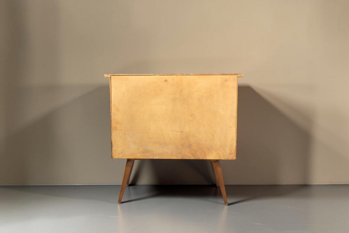 Vintage Space Mid Century Kommode aus Nussbaum mit konischen Beinen, Rückansicht vor weißem Hintergrund