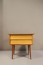 Vintage Space Mid Century Nachttisch aus Holz mit zwei Schubladen und konischen Beinen im Retro-Design der 50er Jahre