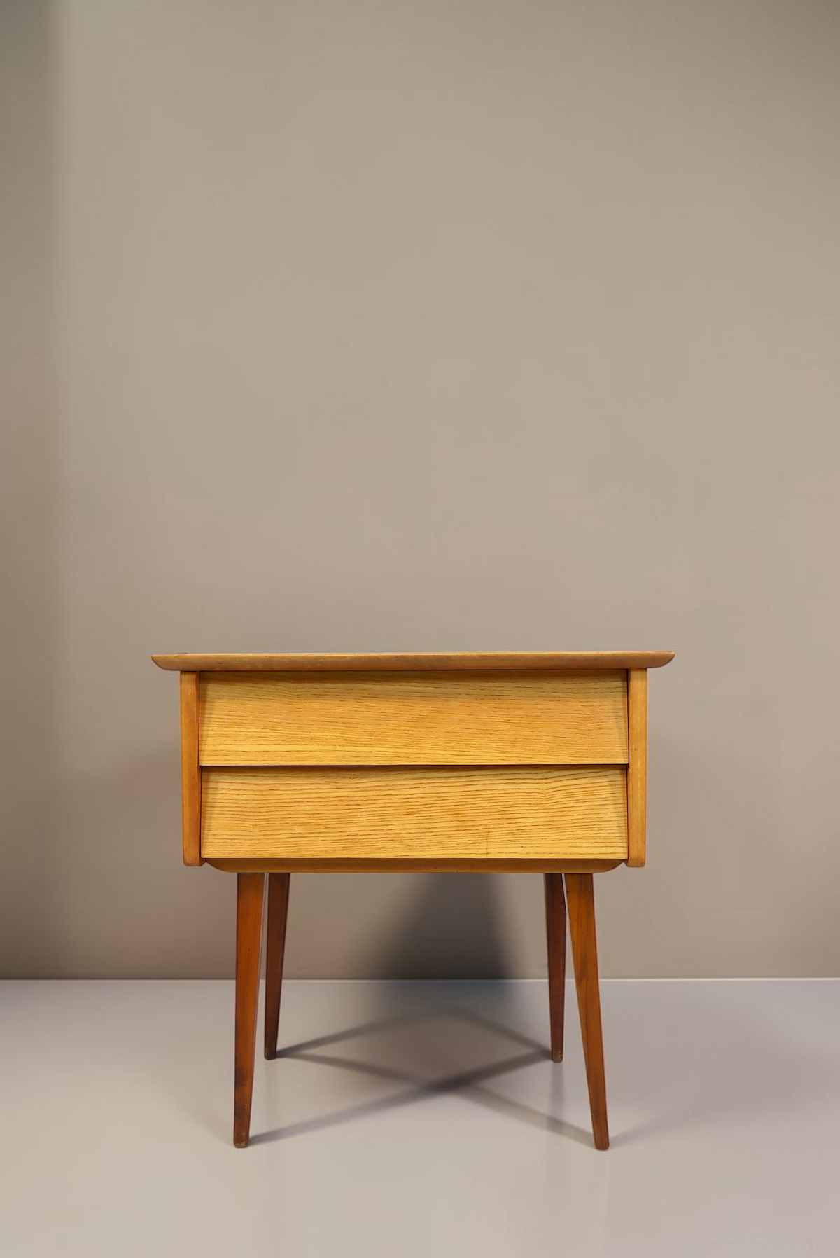 Vintage Space Mid Century Nachttisch aus Holz mit zwei Schubladen und konischen Beinen im Retro-Design der 50er Jahre