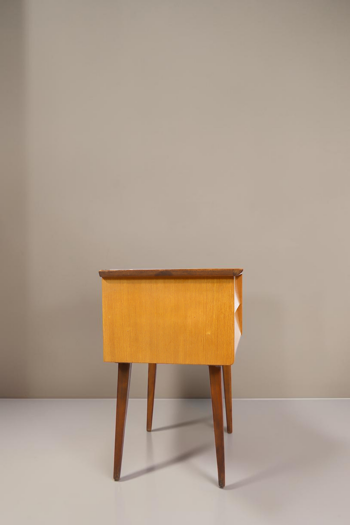 Vintage Space Mid Century Nachttisch aus Holz mit konischen Beinen und zwei Schubladen in warmer Holzoptik