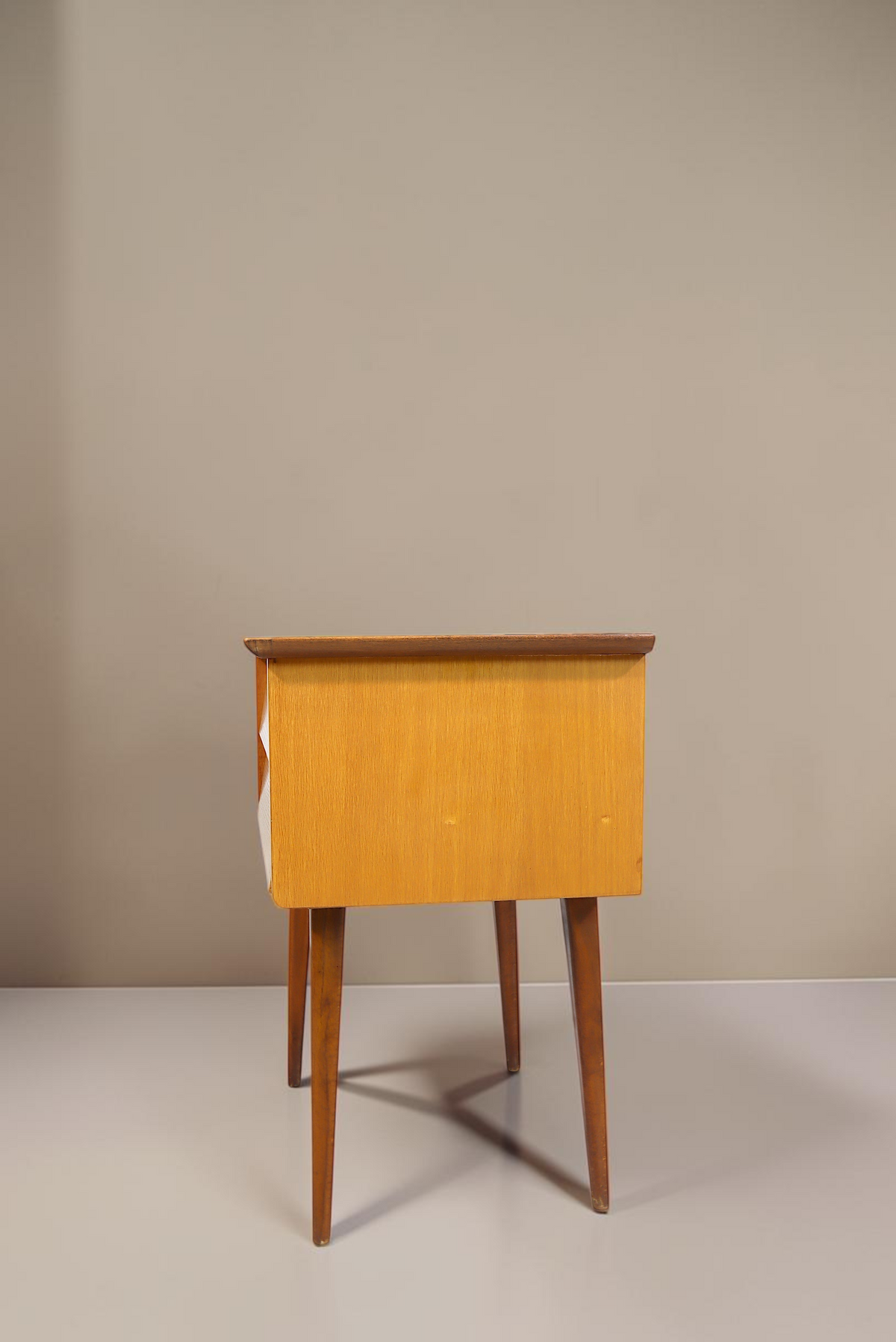Vintage Space Mid Century Nachttisch aus Holz mit konischen Beinen in warmer Holzoptik