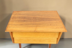 Vintage Space Mid Century Nachttisch aus Holz mit zwei Schubladen und konischen Beinen im Retro-Design