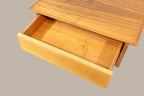 Vintage Space Mid Century Nachttisch aus Holz mit einer ausgezogenen Schublade und warmer Maserung