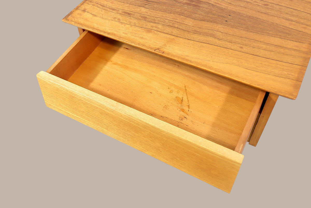Vintage Space Mid Century Nachttisch aus Holz mit einer ausgezogenen Schublade und warmer Maserung