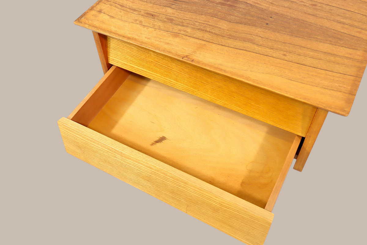 Vintage Space Mid Century Nachttisch aus Holz mit ausgezogener Schublade im Retro-Design der 50er und 60er Jahre