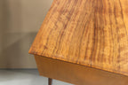 Vintage Space Mid Century Nachttisch aus Holz mit markanter Maserung und konischen Beinen in Nahaufnahme