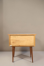 Vintage Space Mid Century Nachttisch aus Holz mit konischen Beinen, Rückansicht des Retro-Beistelltischs