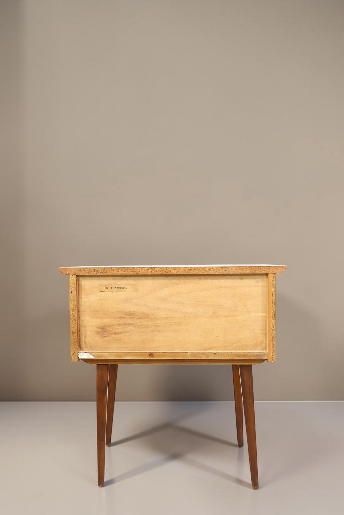 Vintage Space Mid Century Nachttisch aus Holz mit konischen Beinen, Rückansicht des Retro-Beistelltischs