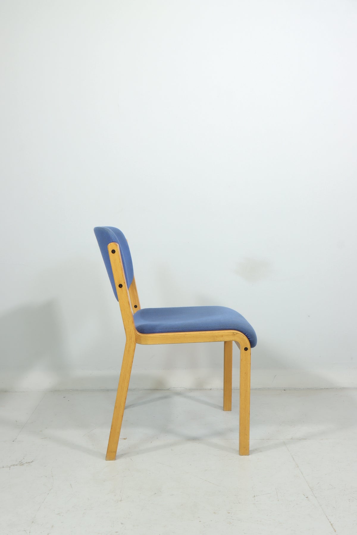 Mid Century Stuhl Postmodern Design Holz Blau Vintage Chair 90er Konferenzstuhl