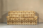 Vintage Space Chippendale 3-Sitzer Sofa mit ornamentalem Stoffbezug, geschwungenen Armlehnen und Schlaffunktion