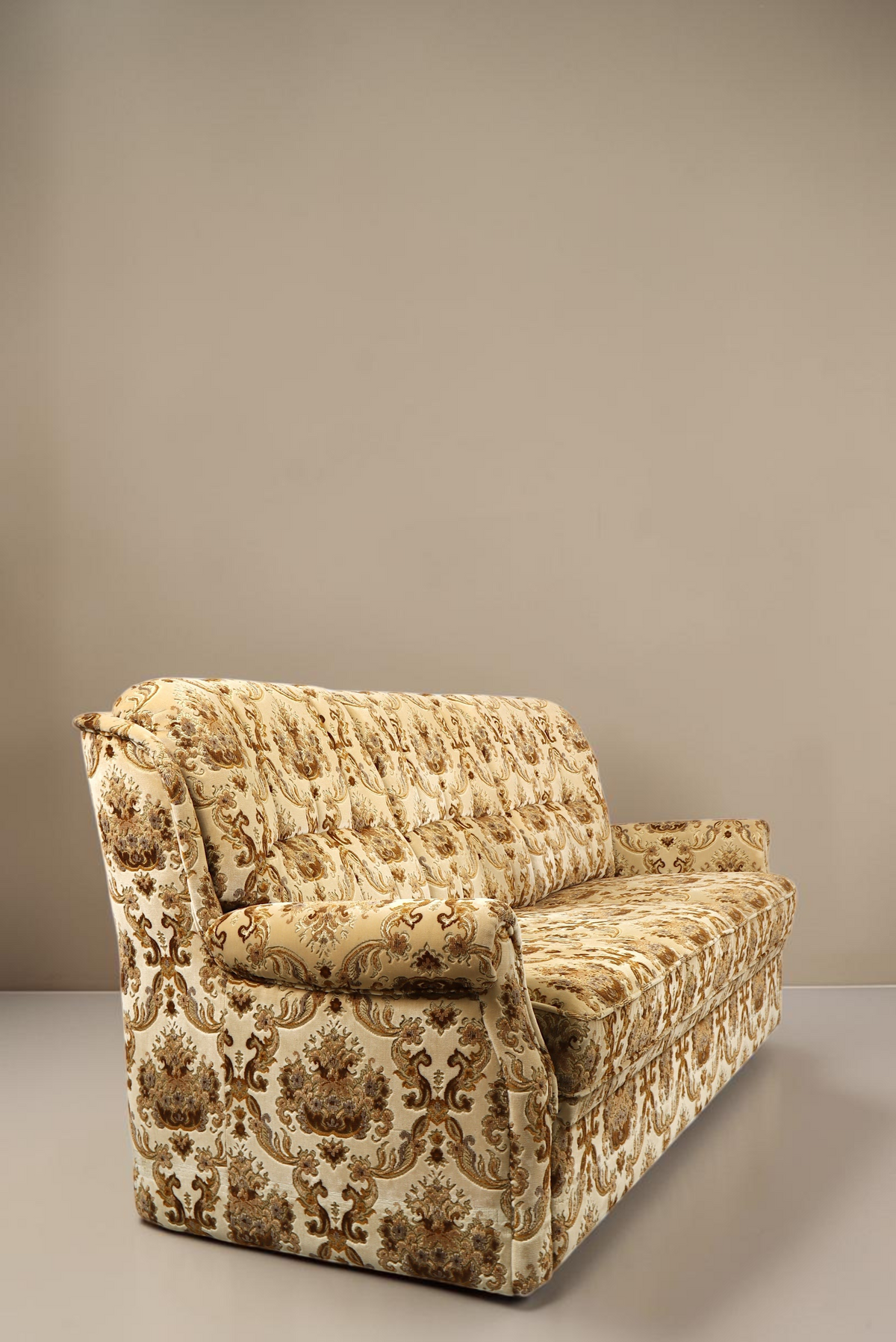 Vintage Space Chippendale 3-Sitzer Schlafsofa mit beigem ornamentalem Stoffbezug und geschwungenen Armlehnen