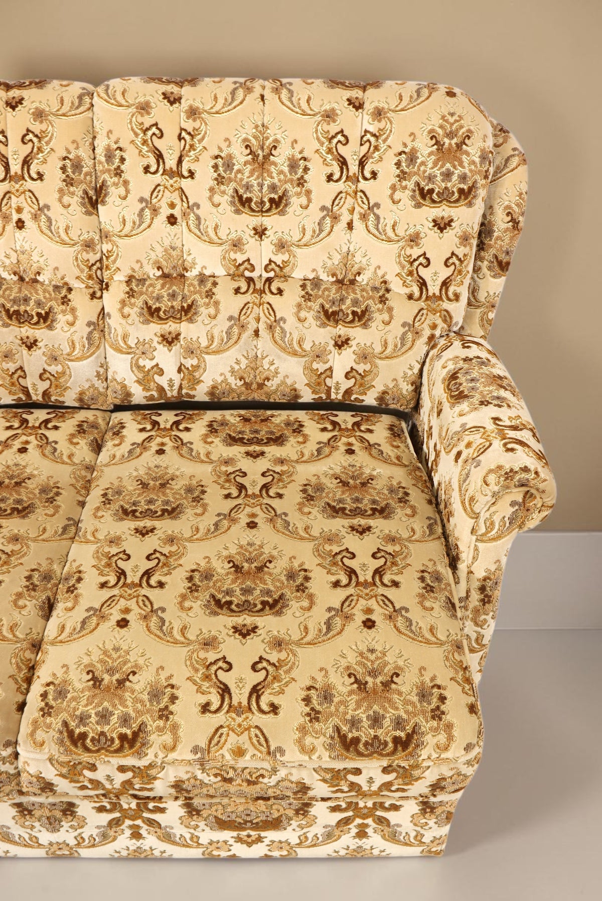Vintage Space Chippendale 3-Sitzer Sofa mit beigem ornamentalem Stoffbezug im Barock Stil und geschwungenen Armlehnen