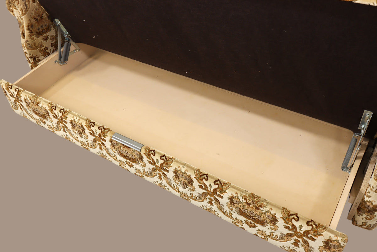 Vintage Space Chippendale Schlafsofa mit geöffnetem Stauraum unter der Sitzfläche und ornamentalem Stoffbezug