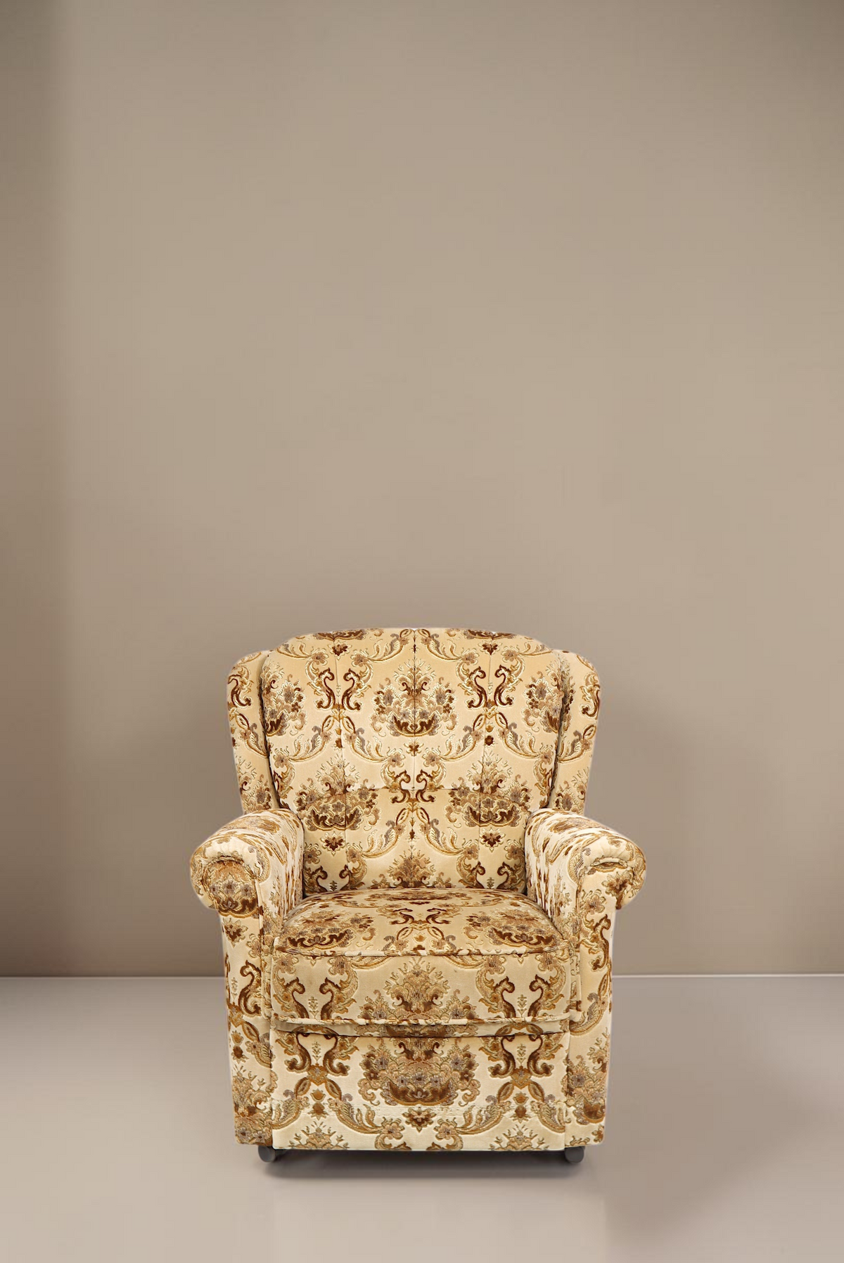 Vintage Space Chippendale Sessel mit ornamentalem beigefarbenem Stoffbezug und geschwungenen Armlehnen im Barock-Stil