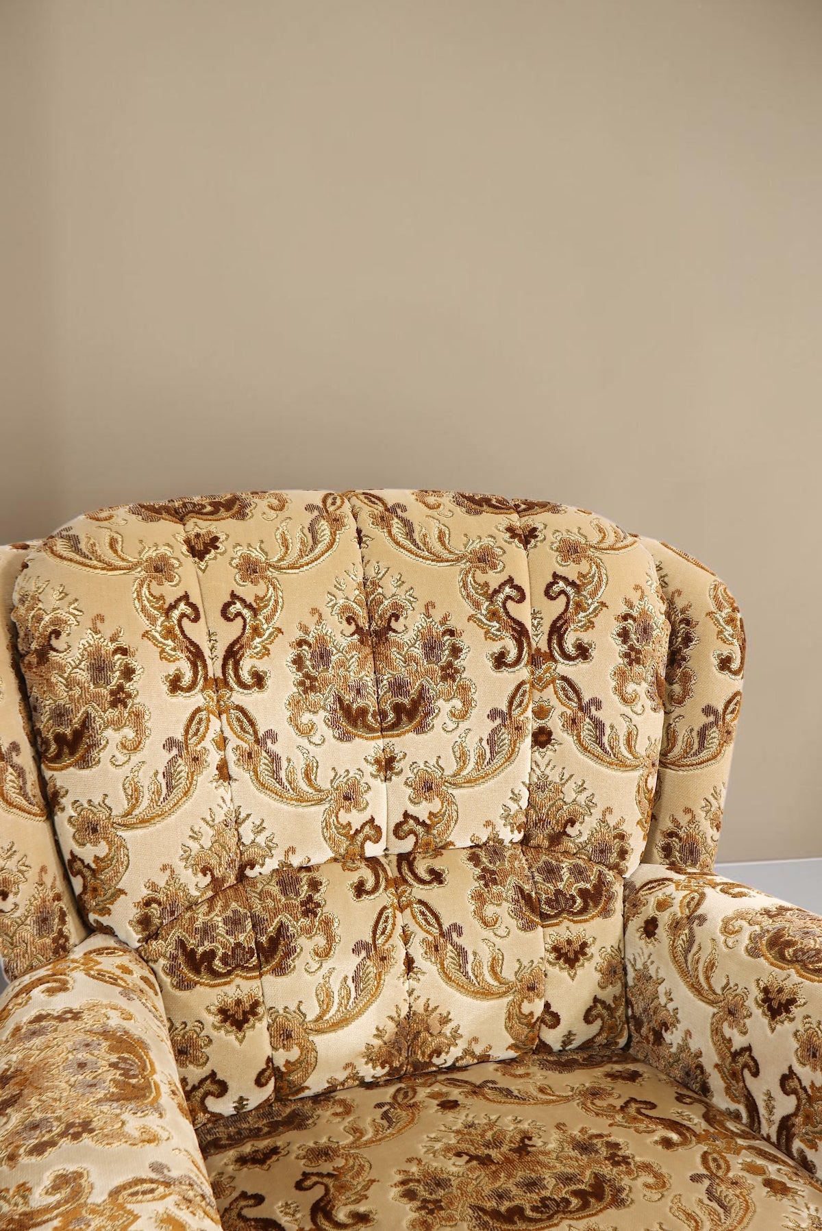 Vintage Space Chippendale Sessel mit beigem ornamentalem Stoffbezug und klassischer Polsterung im Barock Stil