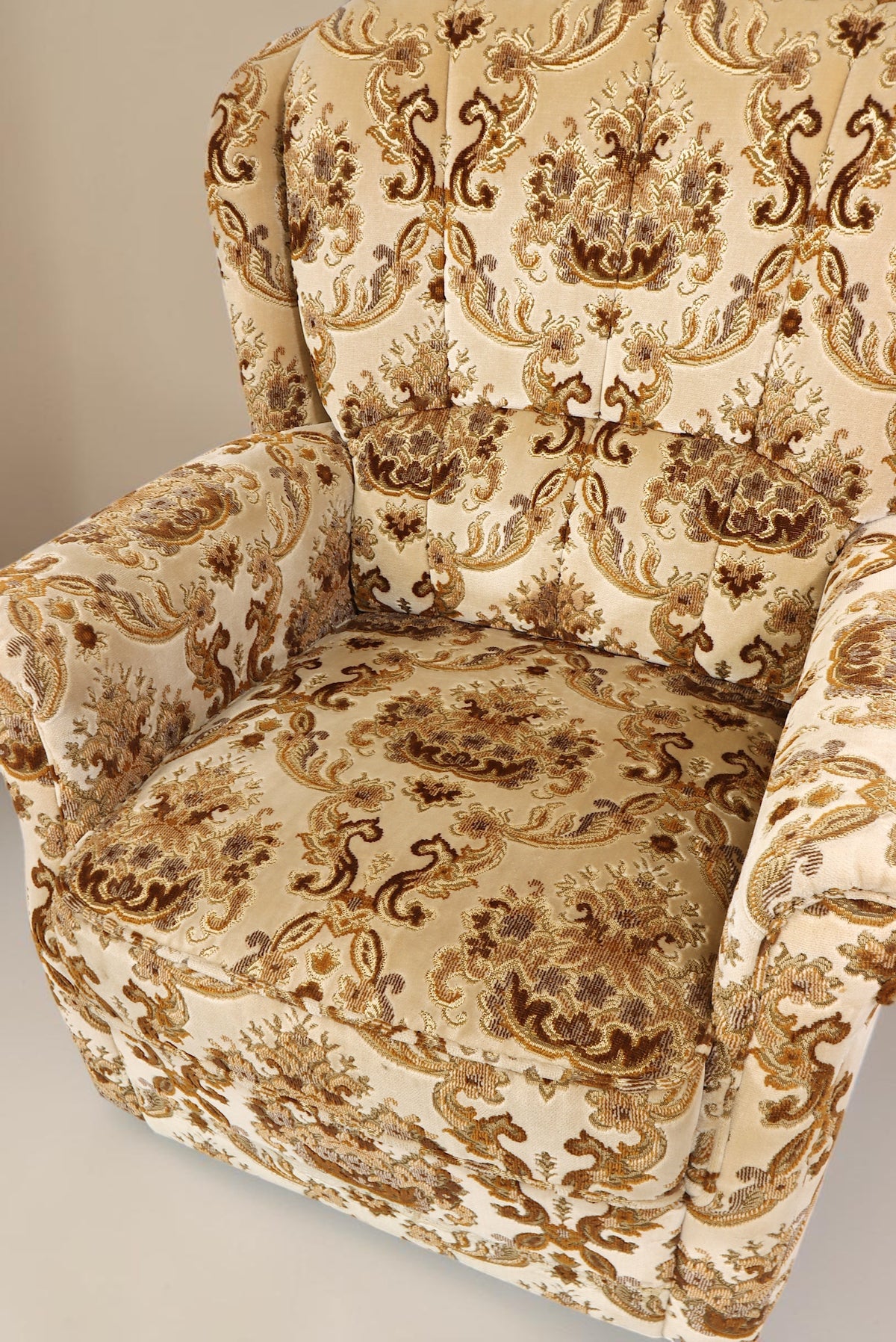Vintage Space Chippendale Sessel mit beigem ornamentalem Stoffbezug und geschwungenen Armlehnen im Barock Stil