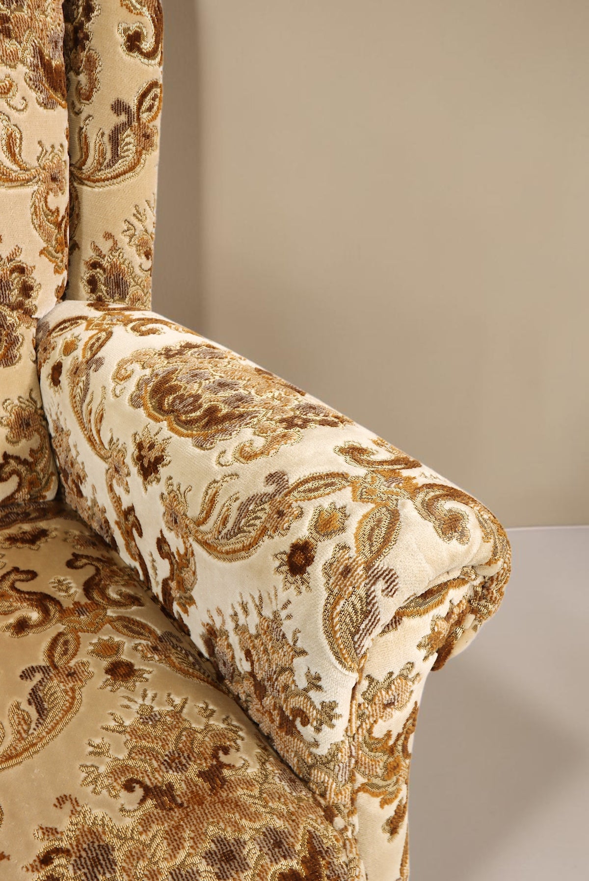 Vintage Space Chippendale Sessel mit beigem Stoffbezug und braunem ornamentalem Muster sowie geschwungener Armlehne