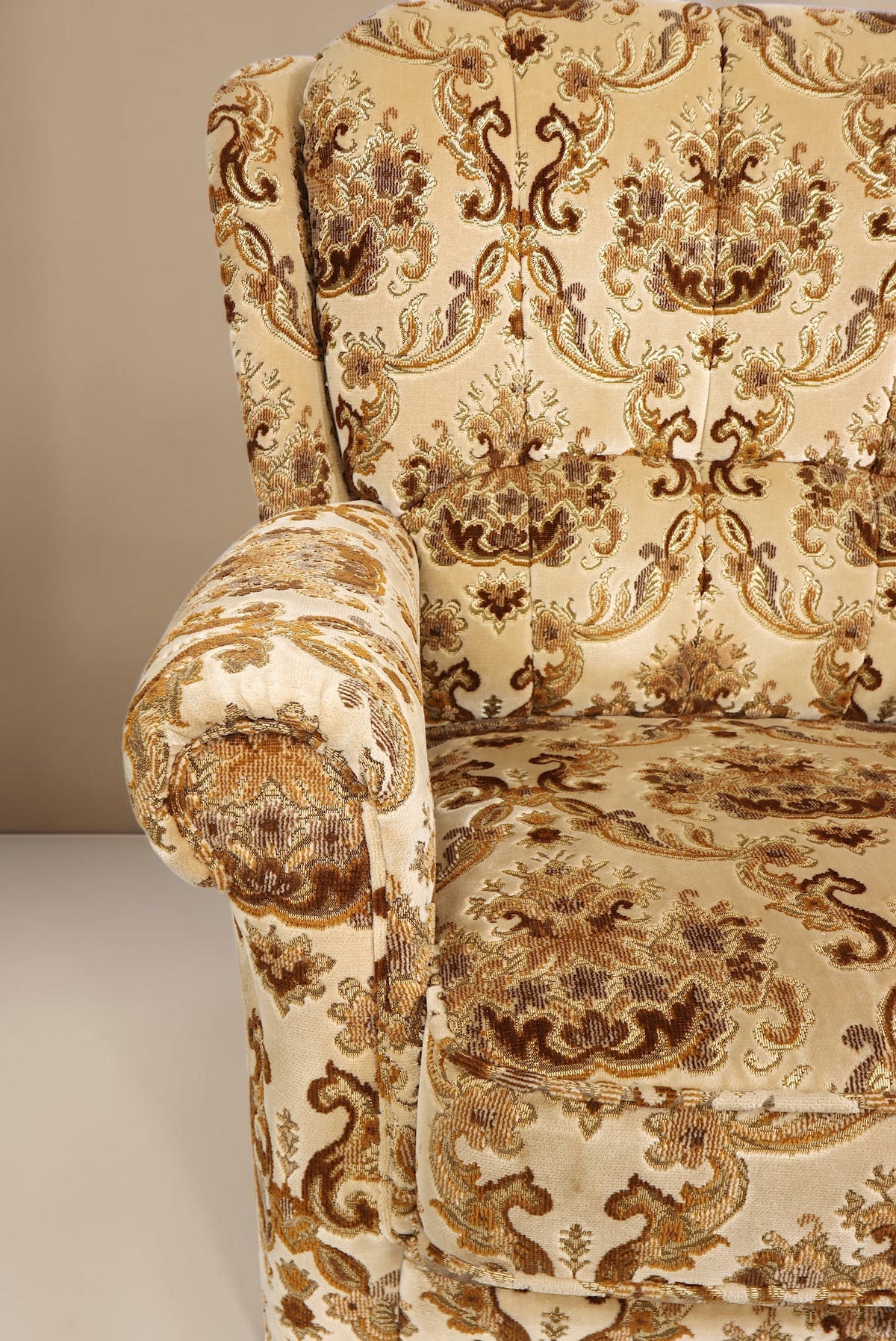 Vintage Space Chippendale Sessel mit beigem ornamentalem Stoffbezug und geschwungenen Armlehnen im Barock Stil