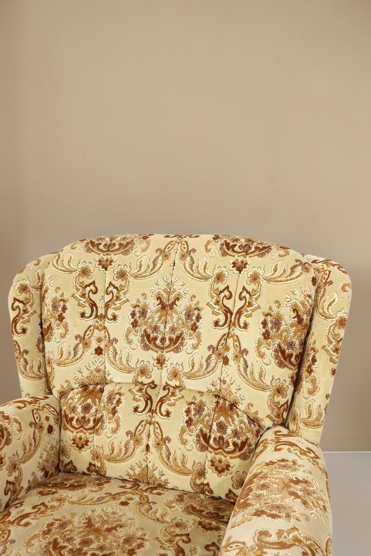 Vintage Space Chippendale Sessel mit beigem ornamentalem Stoffbezug und geschwungenen Armlehnen im Barock Stil