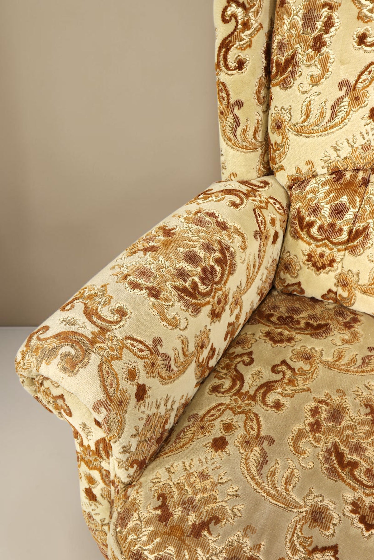 Vintage Space Chippendale Sessel mit beigem Stoffbezug und braunem Ornamentmuster im Barock Stil