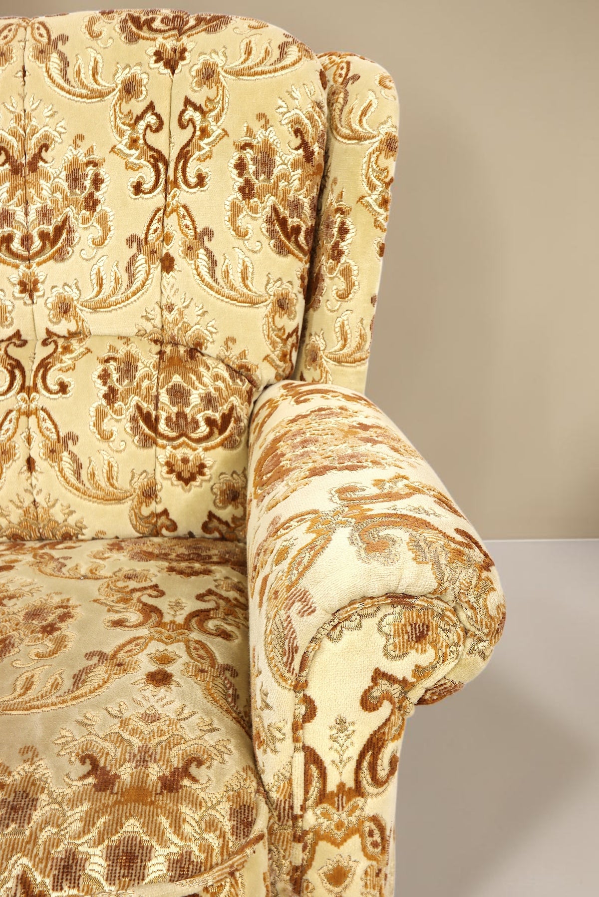 Vintage Space Chippendale Sessel mit beigem Stoffbezug und braunem Ornamentmuster im Barock Stil