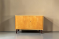 Vintage Space Hellerau Kommode aus hellem Holz im Mid Century Design mit dunklen konischen Füßen