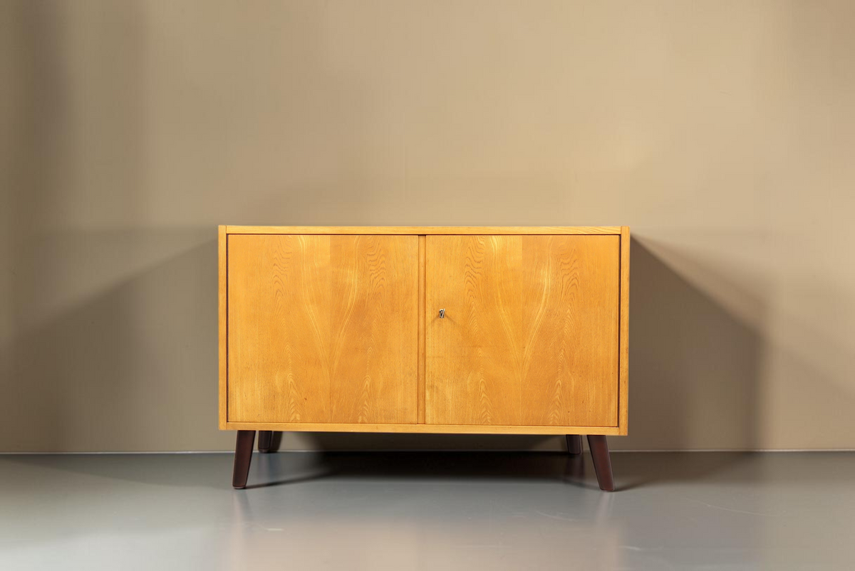Vintage Space Hellerau Kommode aus hellem Holz im Mid Century Design mit dunklen konischen Füßen