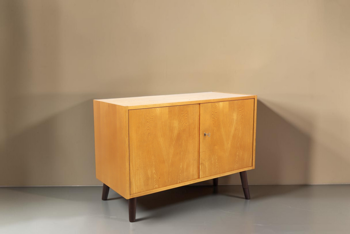 Vintage Space Hellerau Kommode aus hellem Holz im Mid Century Design mit konischen dunklen Füßen