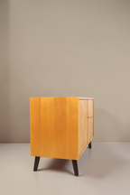 Vintage Space Hellerau 602 Kommode aus hellem Holz mit dunklen konischen Füßen im Mid Century Design