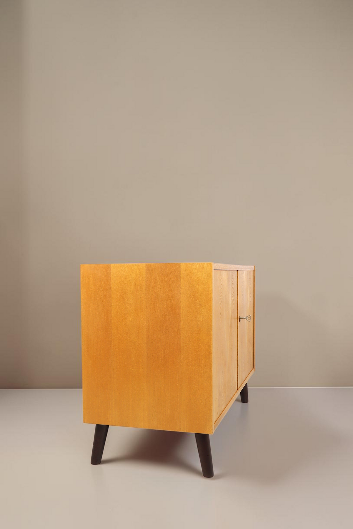 Vintage Space Hellerau 602 Kommode aus hellem Holz mit dunklen konischen Füßen im Mid Century Design