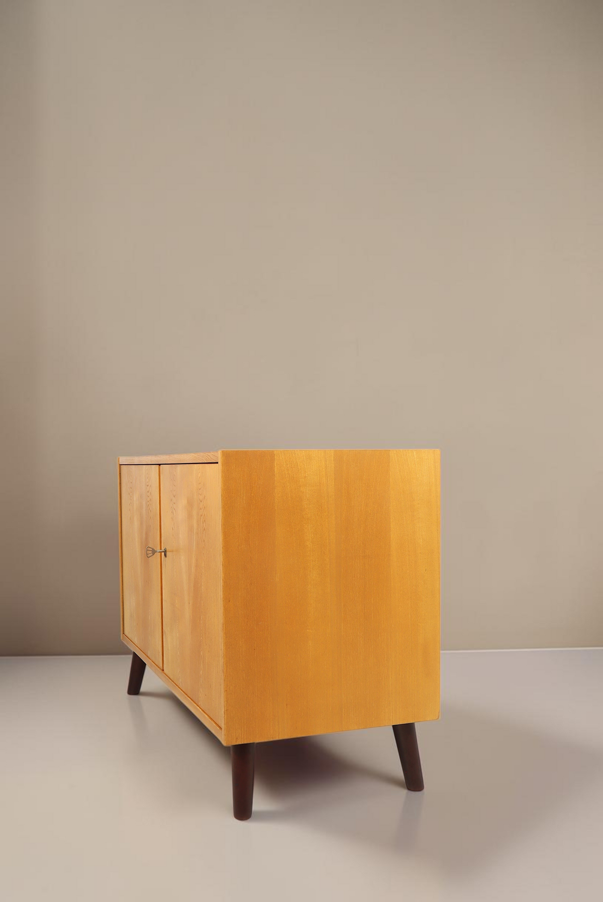 Vintage Space Hellerau 602 Kommode aus hellem Holz im Mid Century Design mit dunklen konischen Füßen