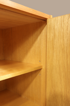 Vintage Space Hellerau Kommode Innenansicht mit hellem Holz und verstellbarem Regalboden im Mid Century Design