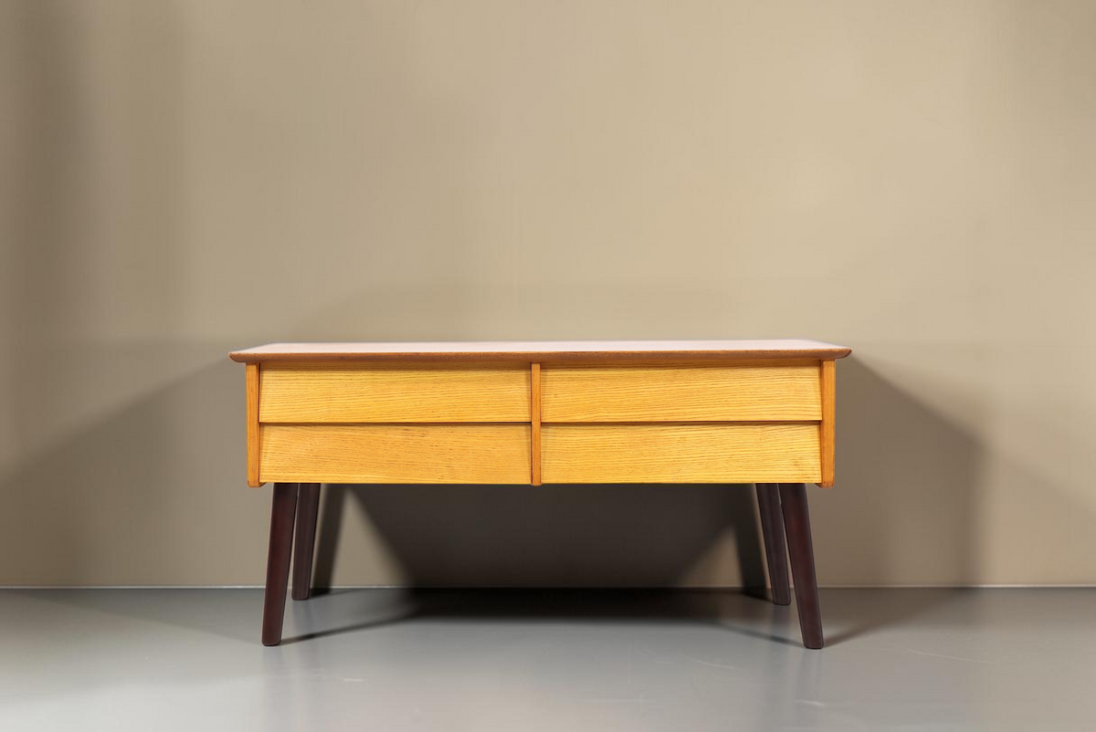 Vintage Space Mid Century Kommode aus hellem Holz mit vier Schubladen und dunklen konischen Füßen im Retro-Stil