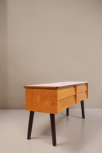Vintage Space Mid Century Kommode aus hellem Holz mit vier Schubladen und dunklen konischen Beinen im Retro-Stil