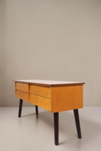 Vintage Space Mid Century Kommode aus hellem Holz mit vier Schubladen und dunklen konischen Beinen im Retro-Stil