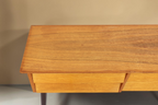 Vintage Space Mid Century Kommode aus Holz mit heller Maserung und konischen Füßen in der Draufsicht