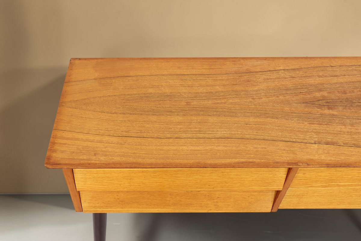 Vintage Space Mid Century Kommode aus Holz mit heller Maserung und konischen Füßen in der Draufsicht