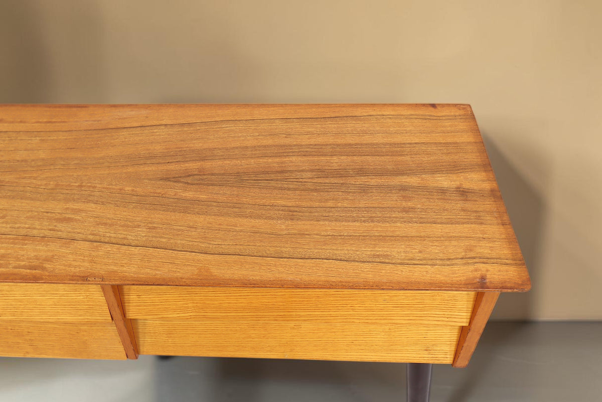 Vintage Space Mid Century Kommode aus Holz mit charakteristischer Maserung und minimalistischer Tischplatte